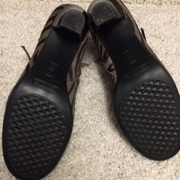 Aerosoles Zebra Bootie w heel and zipper - Picture 5 of 6